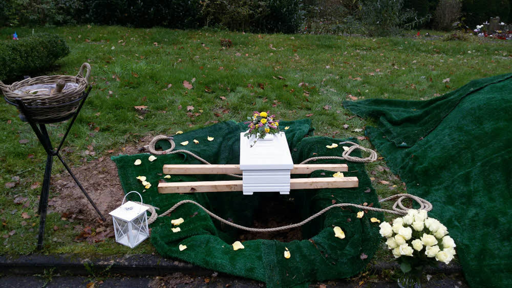 Auf dem Gummersbacher Westfriedhof werden zweimal im Jahr Sternenkinder in einem gemeinsamen Grab bestattet.
