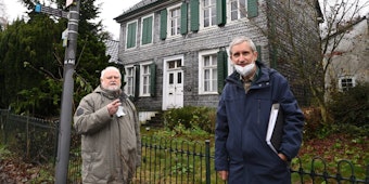 Johannes Bernhauser (links) und Thomas Klostermann vor dem alten Pfarrhaus.