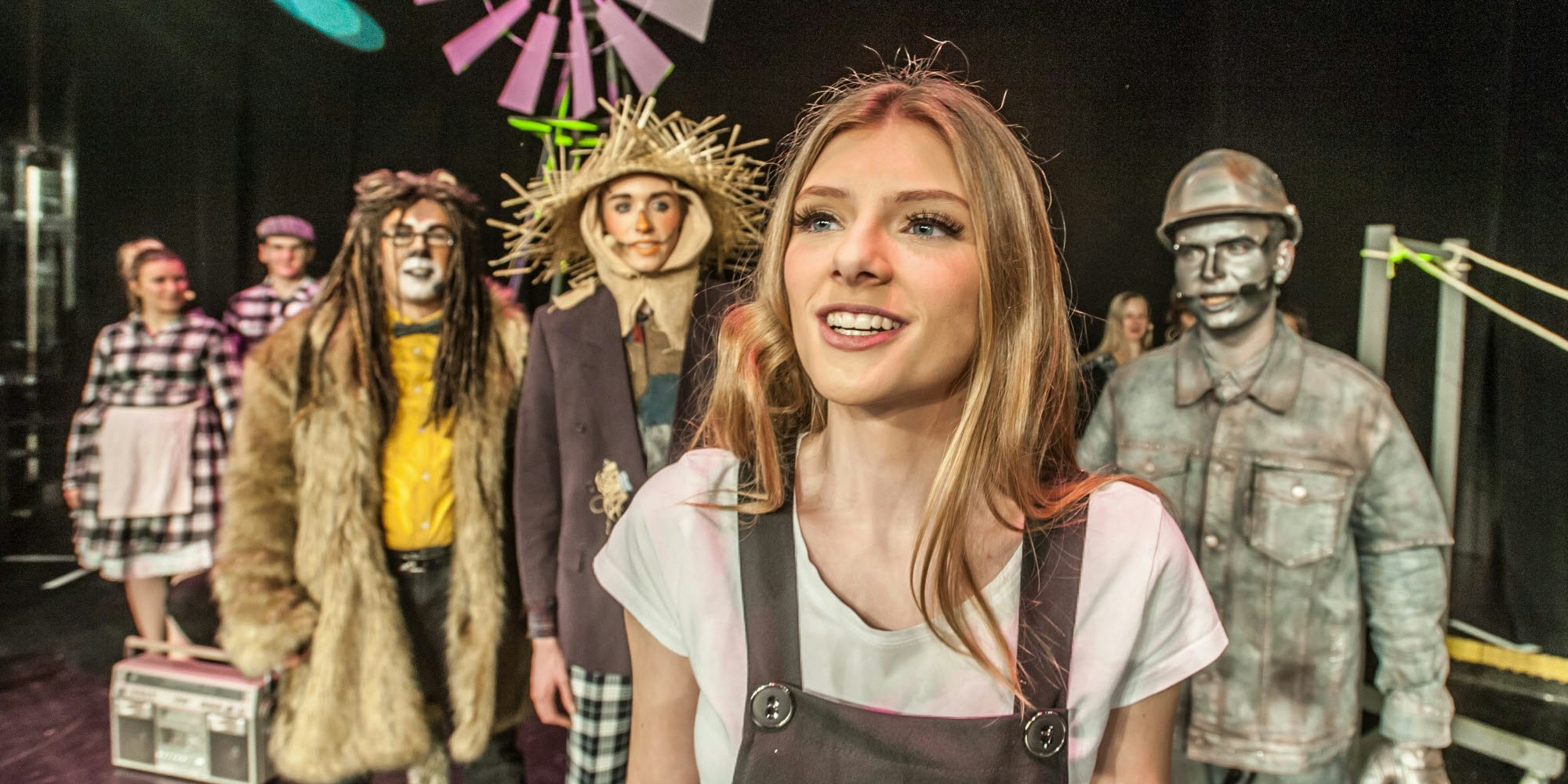 Dorothy (vorne) möchte im neuen Stück des Jungen Musicals zurück in die Welt der Menschen.