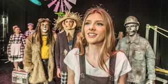 Dorothy (vorne) möchte im neuen Stück des Jungen Musicals zurück in die Welt der Menschen.