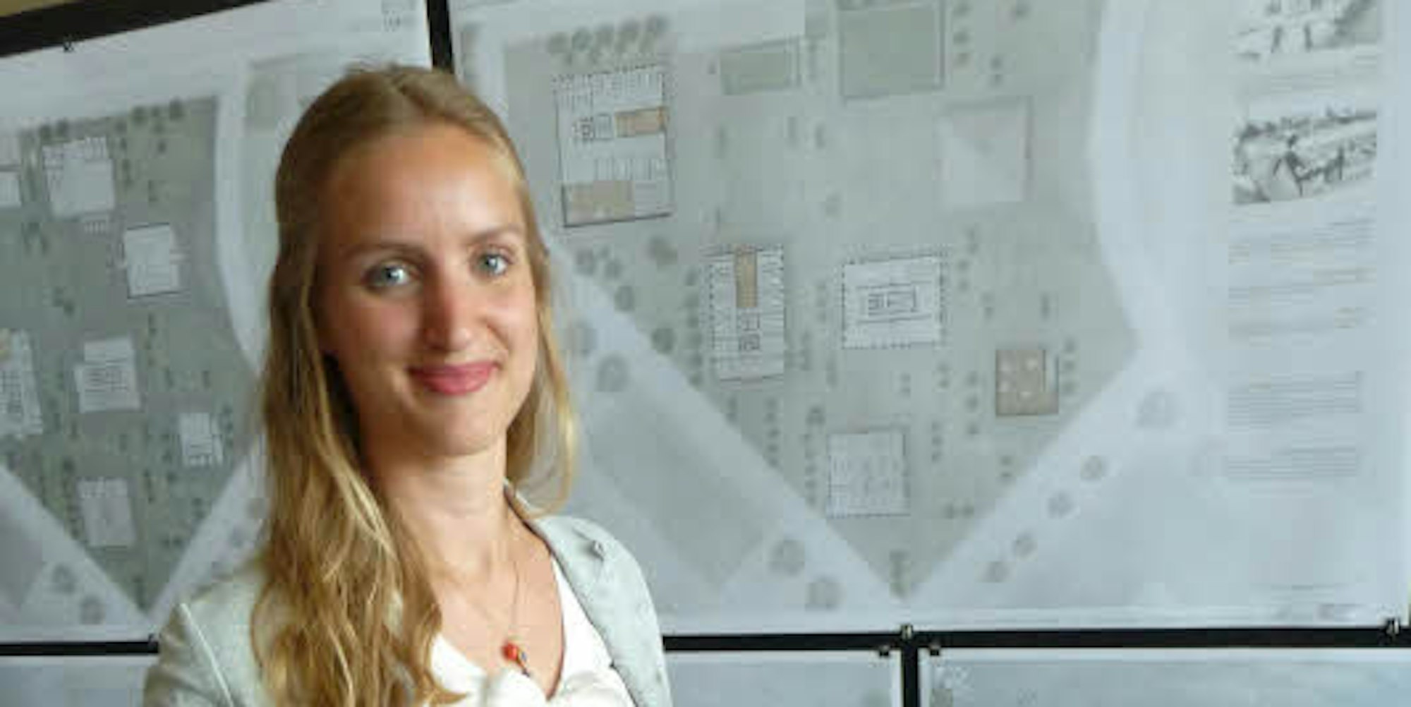 Katja Pilot mit ihrem Entwurf: Der Jugendstilpavillon könnte benachbarten Unternehmen als Veranstaltungszentrum dienen.