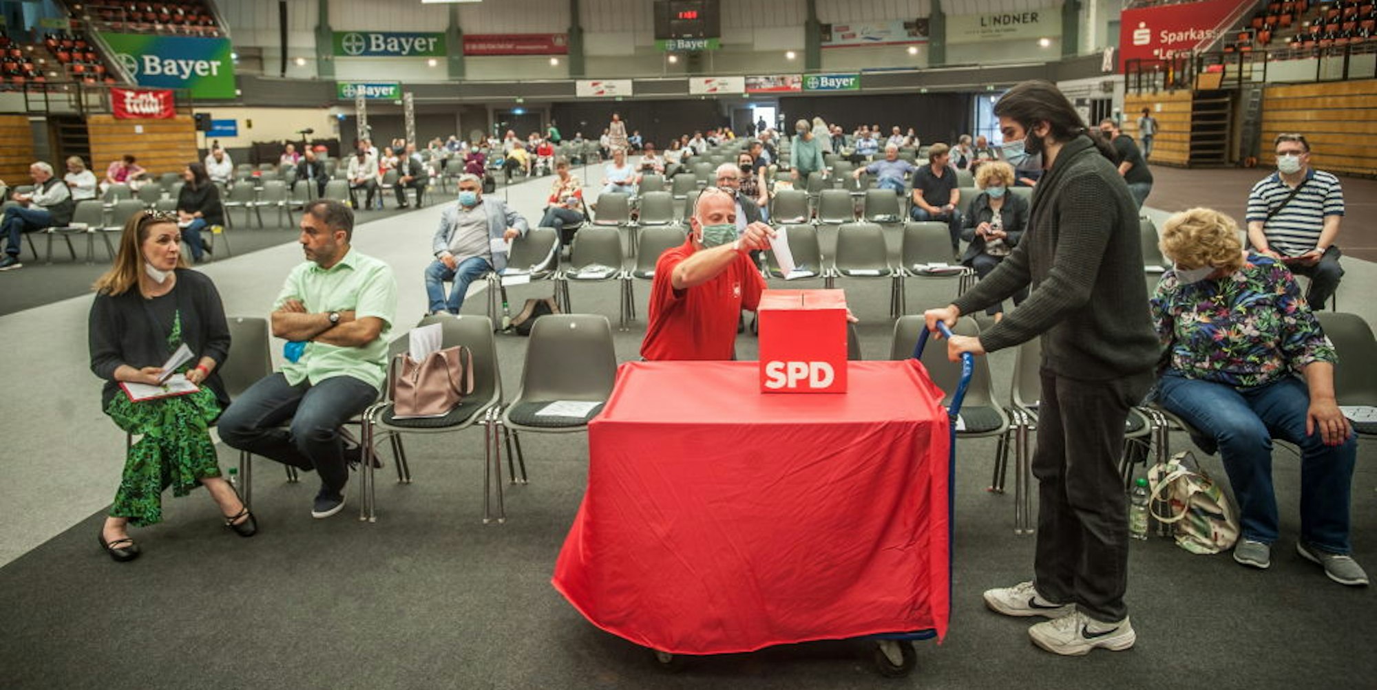 Die Parteimitglieder saßen mit Abstand zueinander in der Halle, statt Gedränge beim Abstimmen gab es Urnen-Schieber.