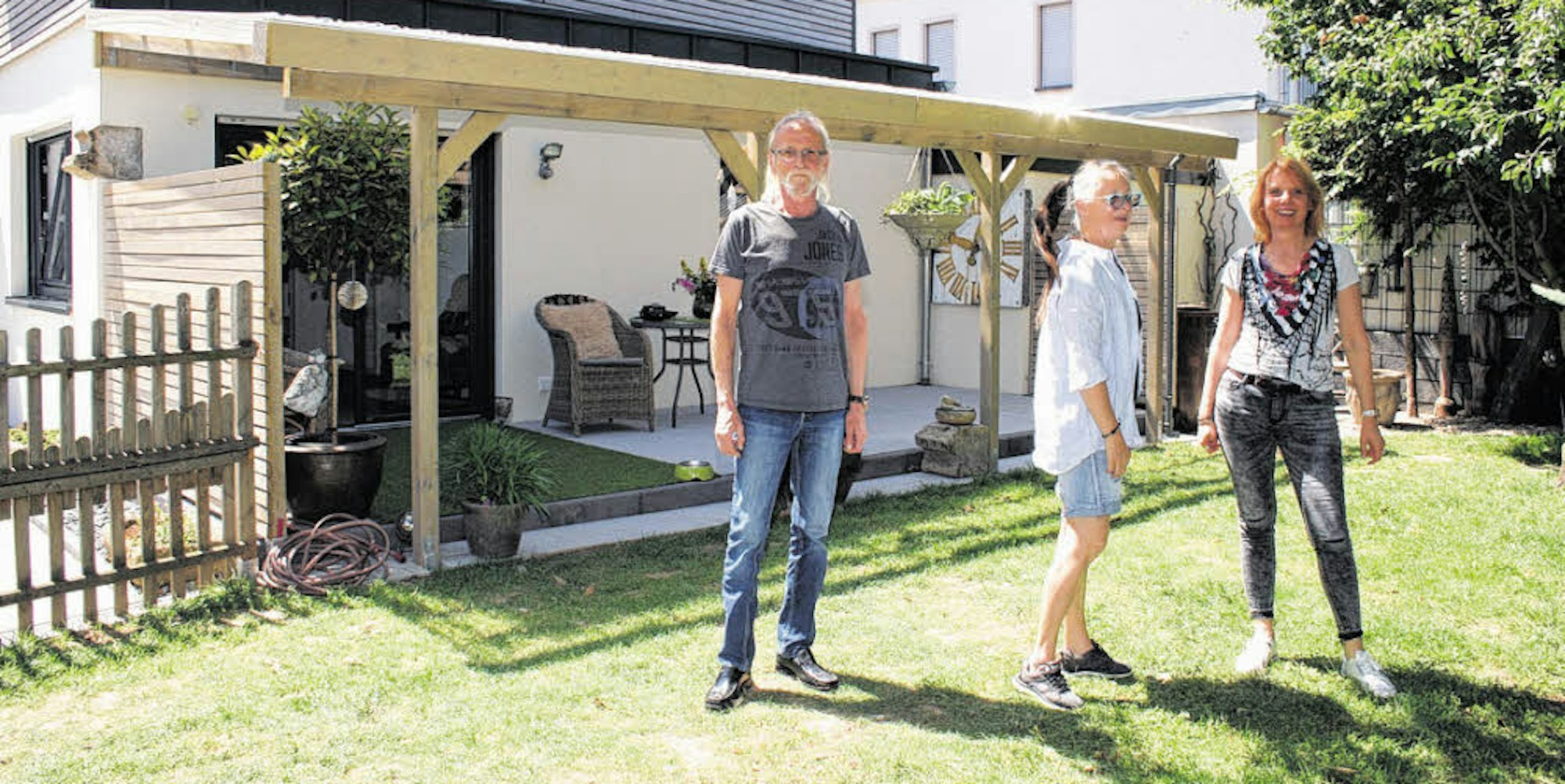 Dieter und Monika M. Breuer (v. l.) haben mit Architektin Sylvia Fröbel getüftelt, um den Platz optimal zu nutzen. Es ist noch genug Garten übrig geblieben.