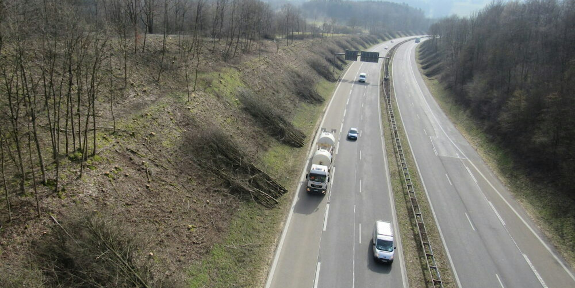 Entlang der mehrspurigen Bundesstraße zwischen Derschlag und Sengelbusch wurden viele Bäume abgeholzt.
