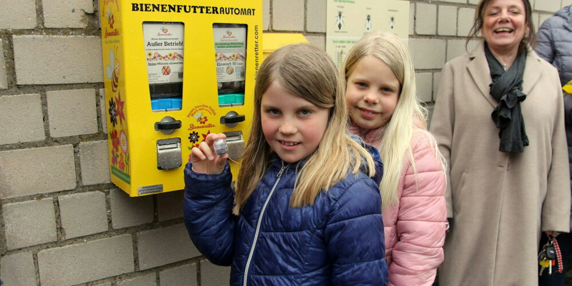 Lena und Pia finden Bienen süß. Die beiden freuen sich über den Bienenfutter-Automaten in Brauweiler.
