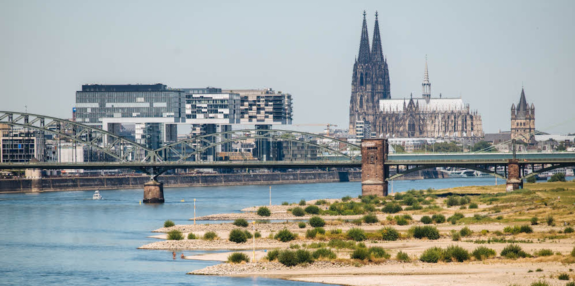 Mehr Land als Wasser: Der Pegel sinkt und bringt Sandbänke zum Vorschein, die bei normalem Wasserstand vom Rhein überspült sind.
