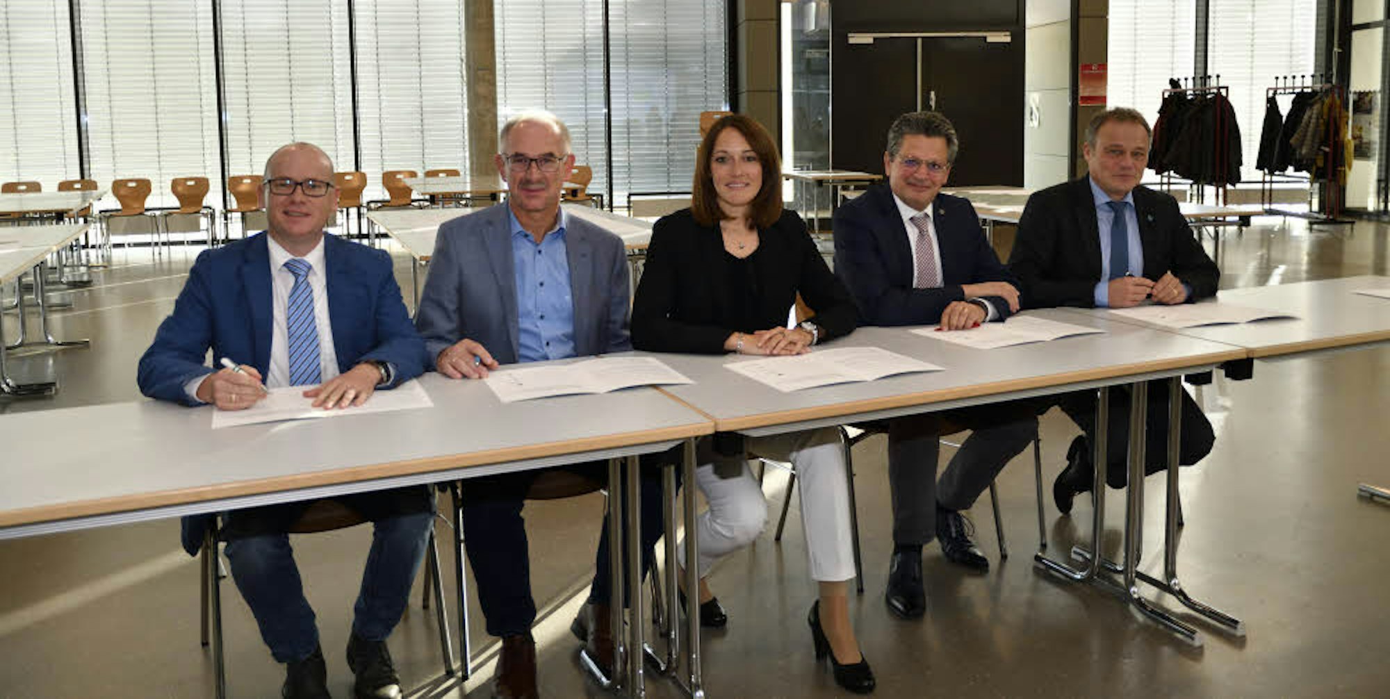 Unterzeichneten die Charta: Die Bürgermeister (v.r.) Jörg Weigt (Overath), Klaus Pipke (Hennef), Nicole Sander (Neunkirchen-Seelscheid), Norbert Büscher (Much) und Mario Loskill (Ruppichteroth).