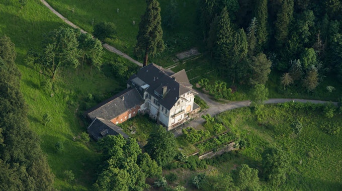 Auf 6000 Quadratmeter erstreckt sich das zum Verkauf stehende Grundstück in Sichtweite von Schloss Drachenburg und mitten im Naturschutzgebiet Siebengebirge.