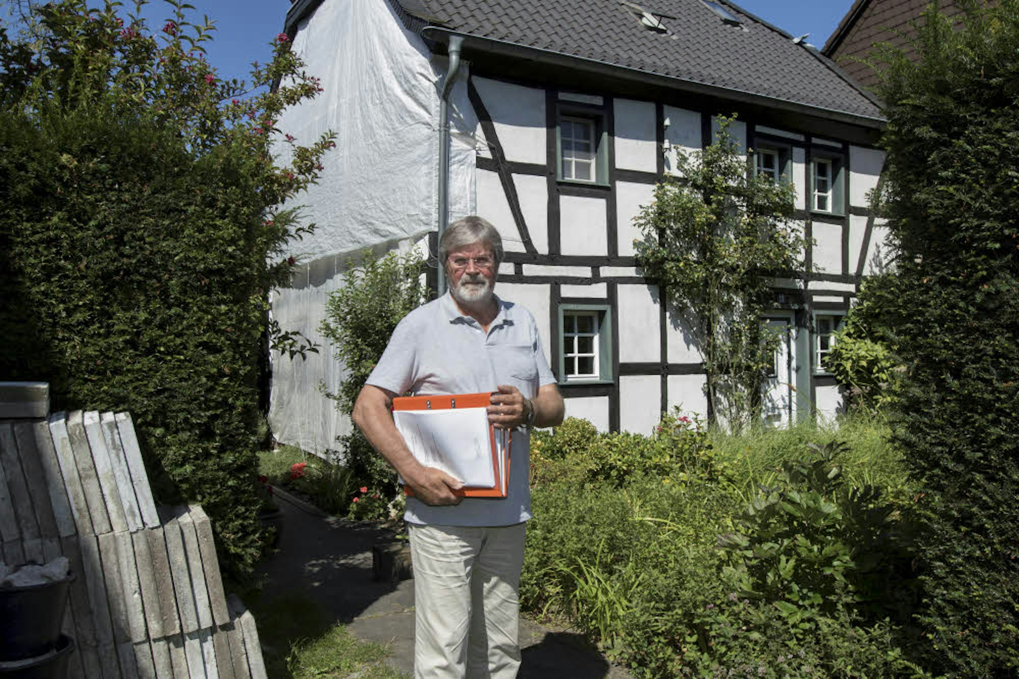 Hausbesitzer Axel Kuchenbecker hat Ärger mit dem Amt für Denkmalschutz. Einstweilen dient eine Plane als Regenschutz.