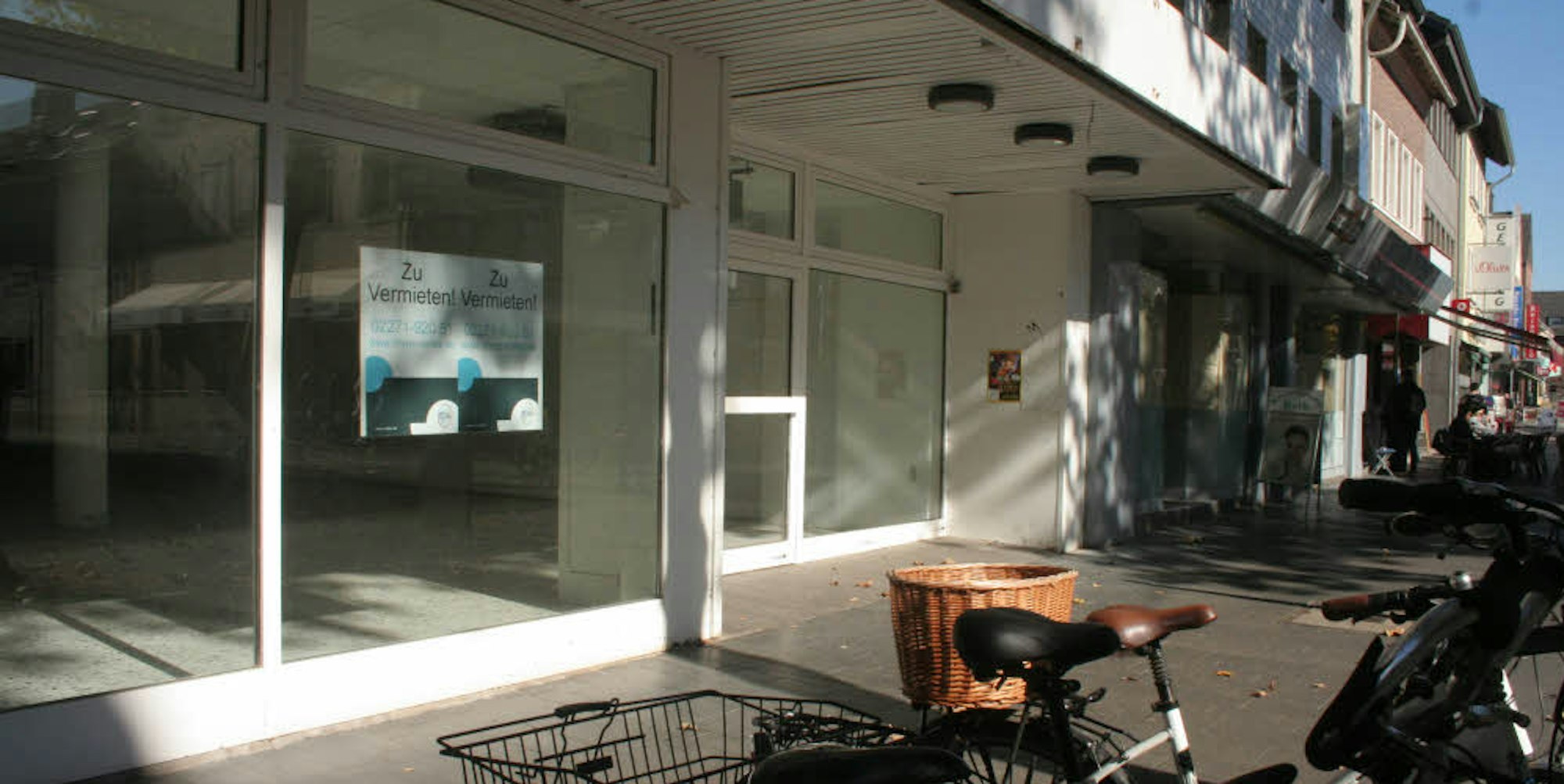 Gleich drei leere Ladenlokale in einer Reihe befinden sich gegenüber der Georgskapelle in der Fußgängerzone.