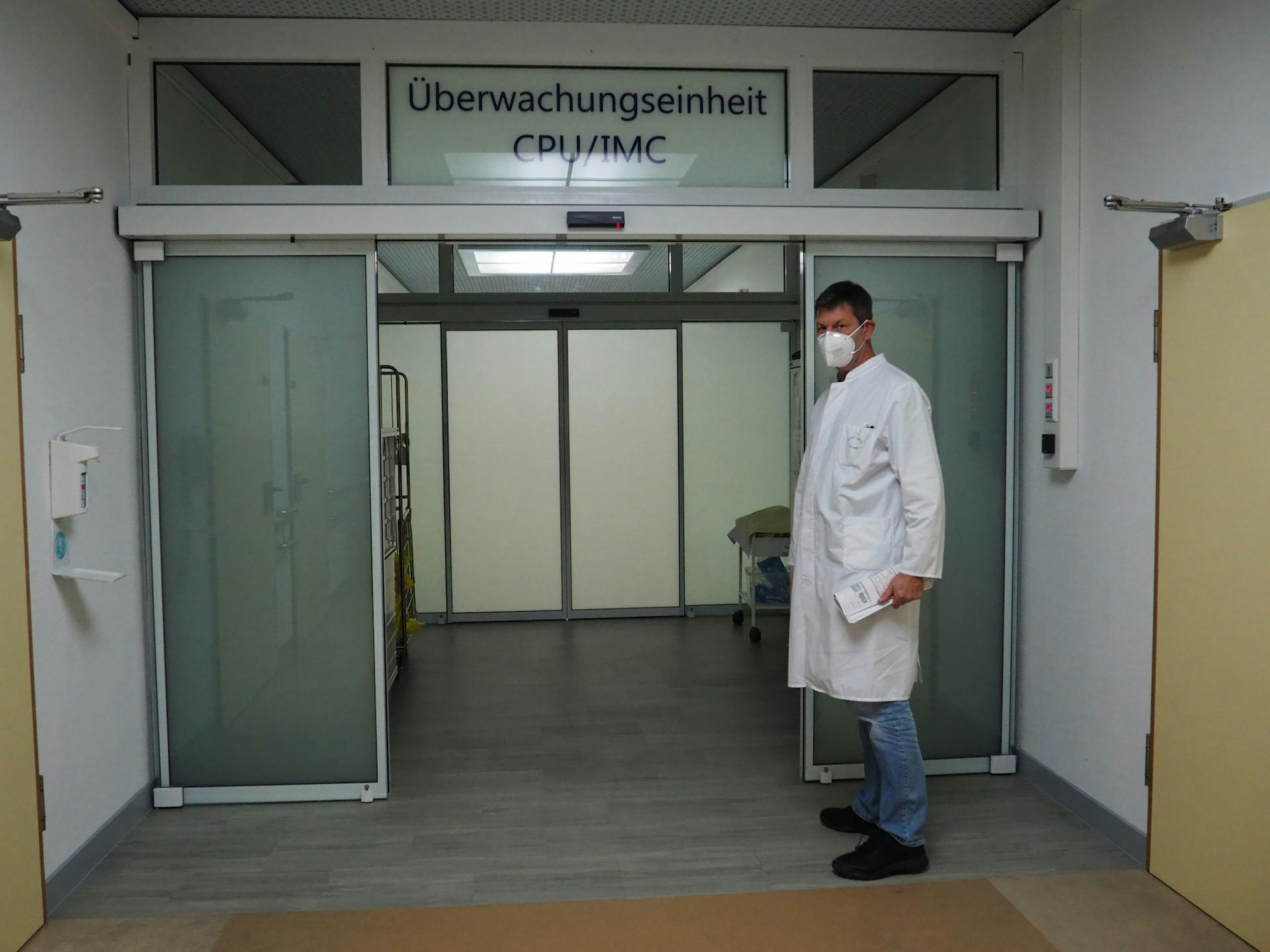 Weitab vom normalen Krankenhausbetrieb liegt die neue Isolierstation. Chefarzt Hubert Titz demonstriert die Schleuse, die jeder passieren muss.