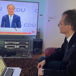 Den Parteitag ins Wohnzimmer geholt: Detlef Seif stimmte zuhause über den CDU-Vorsitz ab.