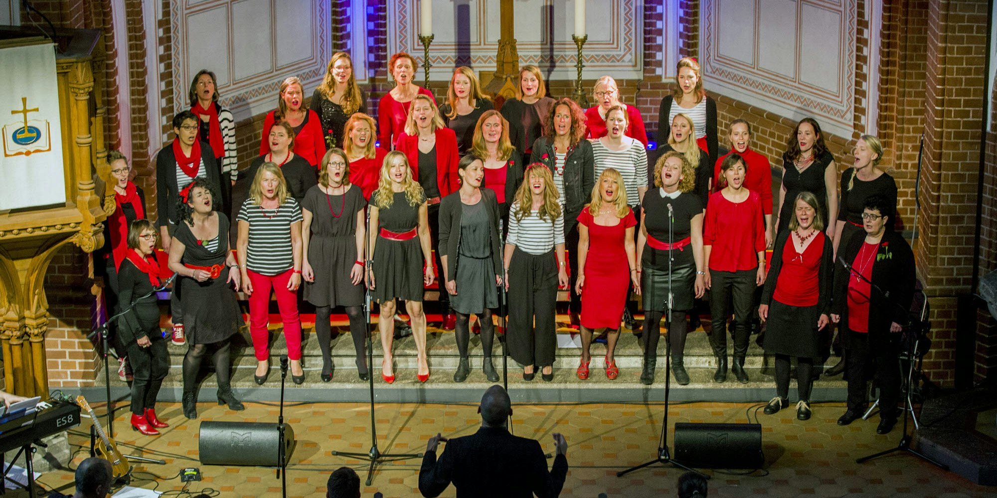 Musizierten engagiert in der Nippeser Kulturkirche: der Frauenchor Good Vibes unter der Leitung von Max Weise