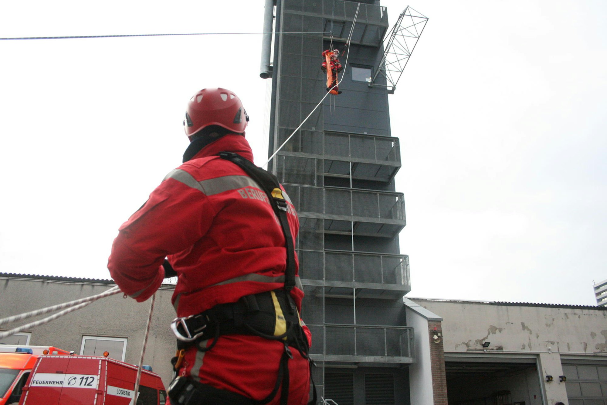 Übung am ehemaligen Schlauchturm der Feuerwache Ehrenfeld – die Höhenretter trainieren dort für ihre Einsätze.