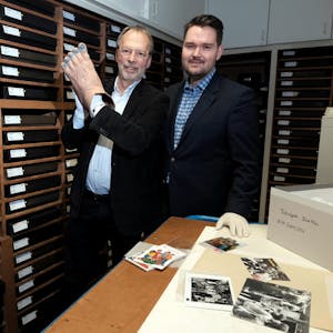 Stadtmuseums-Vize Michael Euler-Schmidt (l.) und Referent Philipp Hoffmann mit dem Plastik-Fooss