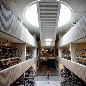 Das Fahrrad-Parkhaus im Zentrum von Utrecht zieht viel Aufmerksamkeit auf sich.