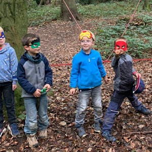 Michel (vl.), Jonas, Matti und Per aus dem Sinthern Kindergarten Kinder Kinder freuen sich auf die Waldtage, die sie einmal pro Woche im Königsdorfer Wald verbringen.