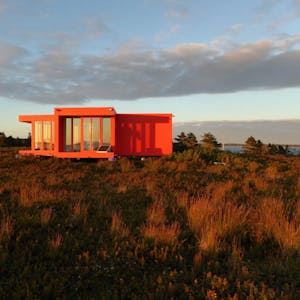 Ein Holzhaus mit viel Glas baut Boris Reininghaus auf seiner Insel. Im Sommer soll es fertig sein.