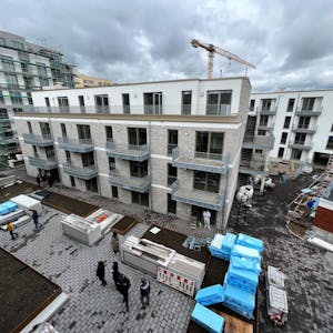 Endspurt im „Neuen Zollhof“: Im November sollen die ersten Mieter in die neuen Gebäude des dicht bebauten Quartiers samt großem Innenhof einziehen.
