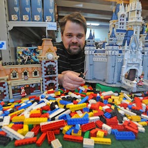 Pierre-Pascal Hauer hat gut zehn Millionen Legosteine und Teile. Das reicht allemal für das Disneyschloss und auch die Raumstation.