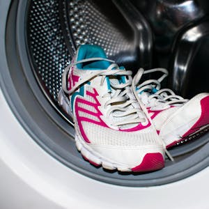Symbolbild Sportschuhe Waschmaschine