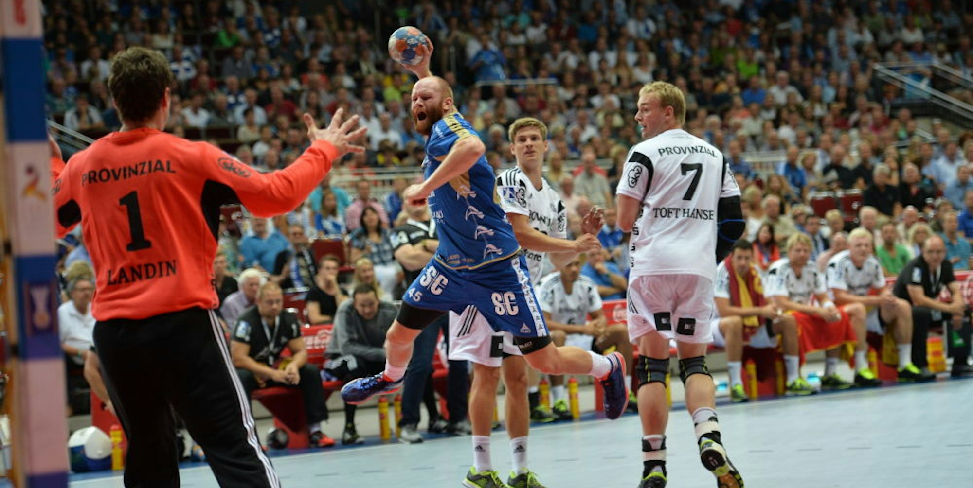 Das Eröffnungsspiel der Jubiläumssaison „50 Jahre Handball-Bundesliga“ bestritten am 23. August 2015 der VfL Gummersbach, hier Alexander Becker am Ball, und der THW Kiel ebenfalls in der Dortmunder Westfalenhalle.