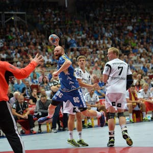 Das Eröffnungsspiel der Jubiläumssaison „50 Jahre Handball-Bundesliga“ bestritten am 23. August 2015 der VfL Gummersbach, hier Alexander Becker am Ball, und der THW Kiel ebenfalls in der Dortmunder Westfalenhalle.