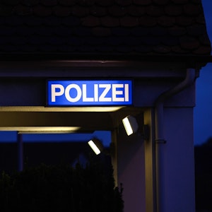 Auf einem beleuchteten Schild steht das Wort Polizei.