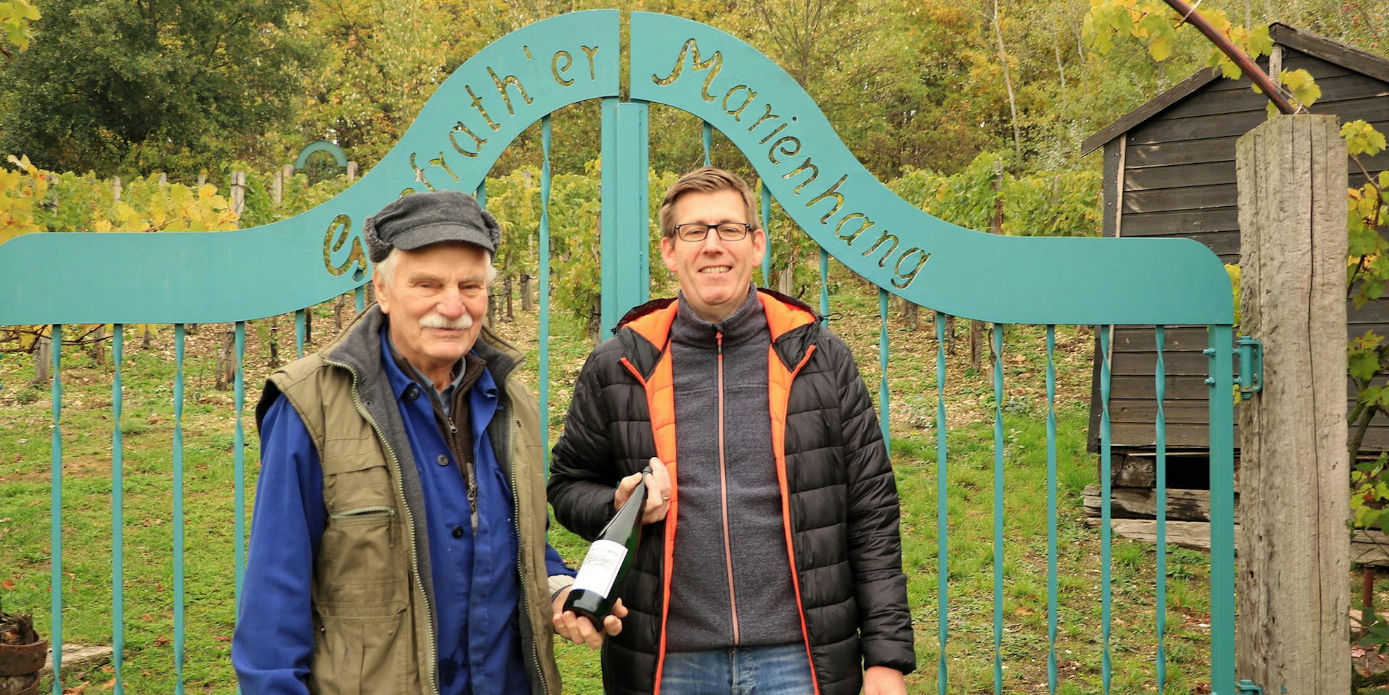 Horst Meul und Rolf Köllen (v.l.) führen die Tradition Winzergemeinschaft weiter.