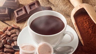 Heiße Schokolade, präsentiert neben Kakaobohnen und Schokolade