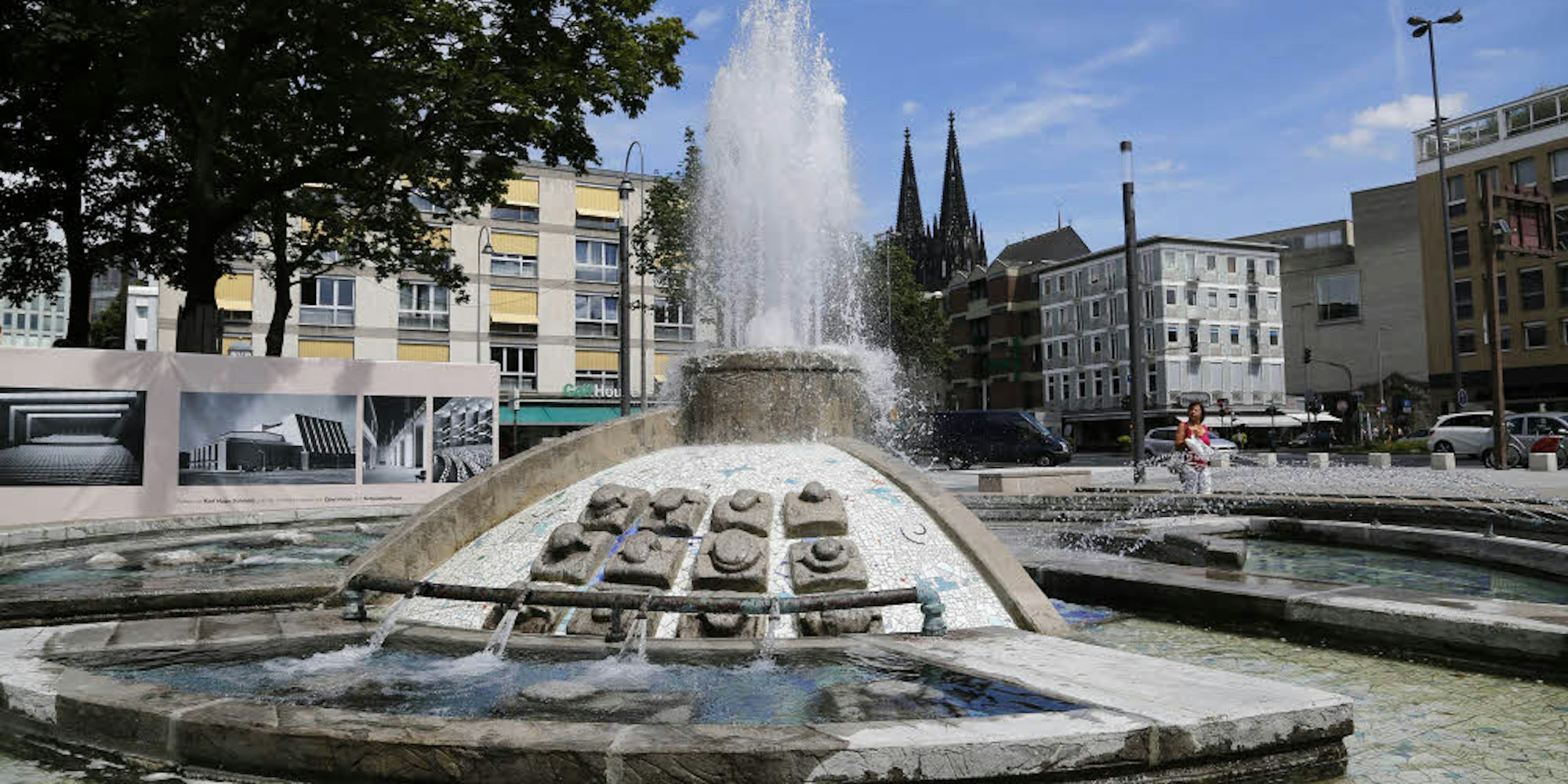 Der Brunnen am Offenbachplatz nach der Renovierung 2017…
