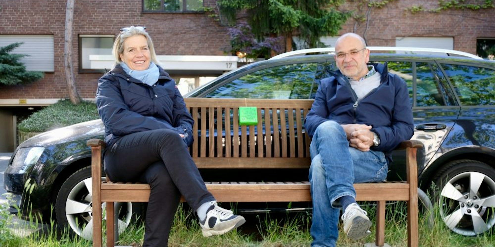 Karin Kleffmann und Christoph Dornbusch haben die Bank für ihren Nachbarn aufgestellt.