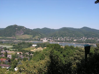 Blick vom Rodderberg über Mehlem und den Rhein hinweg auf Bad Honnef-Rhöndorf und das Siebengebirge mit dem Drachenfels.