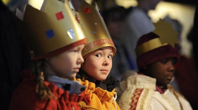 Eine althergebrachte Tradition: Die Heiligen drei Könige schreiben ihren Segensspruch über die Hauseingänge.