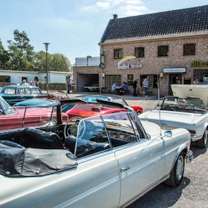 Oldtimer-Fahrzeuge bei der Veranstaltung Zeitblende im Freilichtmuseum Kommern.