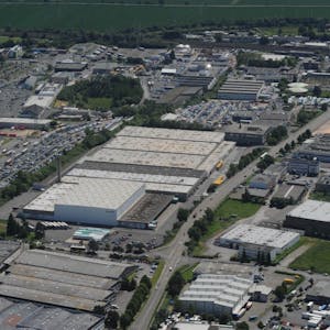 Das 83.000 Quadratmeter große Gelände des Logistikzentrums des Warenhauskonzern wird Ende Dezember 2020 geschlossen. Der Onlinehändler Amazon soll Interesse am Standort haben.