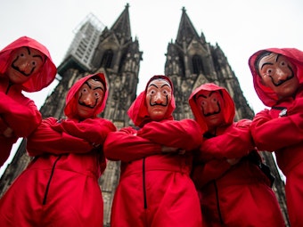Gruppenkostüm zur Netflix-Serie Squid Game am Kölner Dom