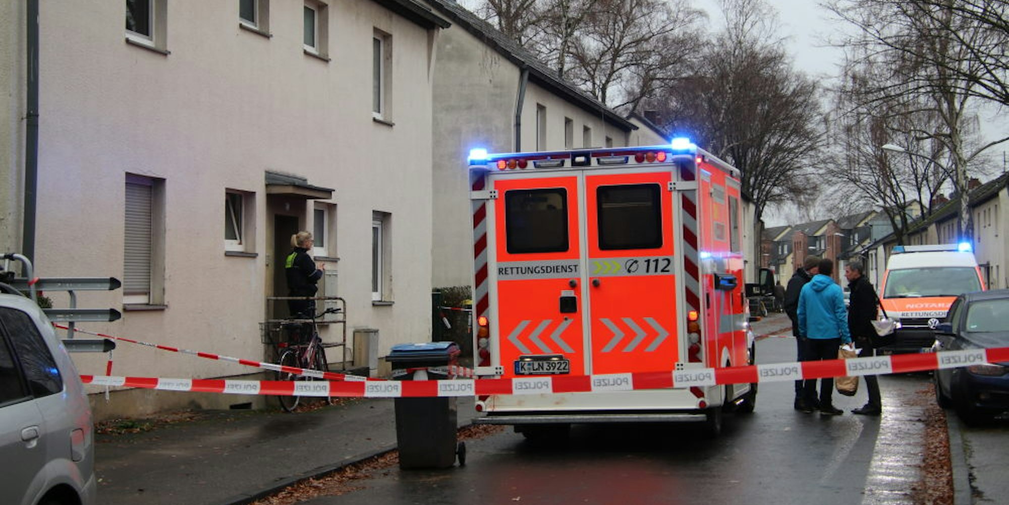 Polizei und Rettungskräfte waren am Tatort in Dünnwald im Einsatz.