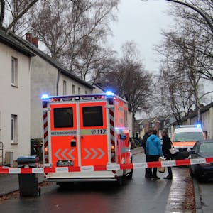 Polizei und Rettungskräfte waren am Tatort in Dünnwald im Einsatz.