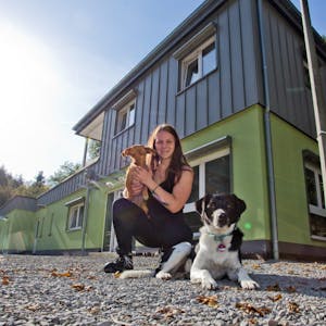 Viel Platz für Tierliebe: Mitarbeiterin Denise Schmitz und die Hunde Mia und Aki vor dem neuen Gebäude.