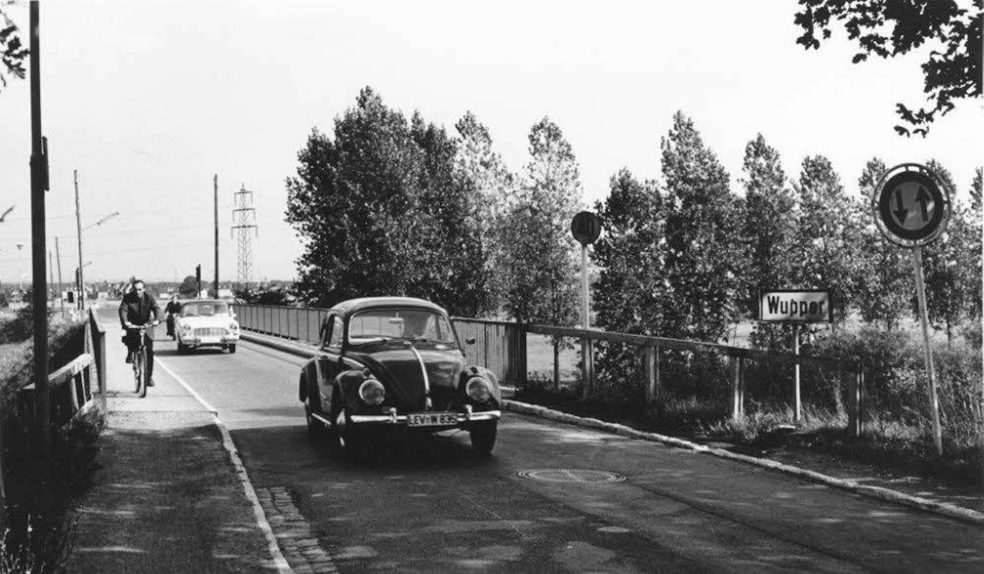 Die Wupperbrücke bei Rheindorf war bis in die 1960er Jahre hinein nur einspurig befahrbar. Eine Ampel regelte den Verkehr.