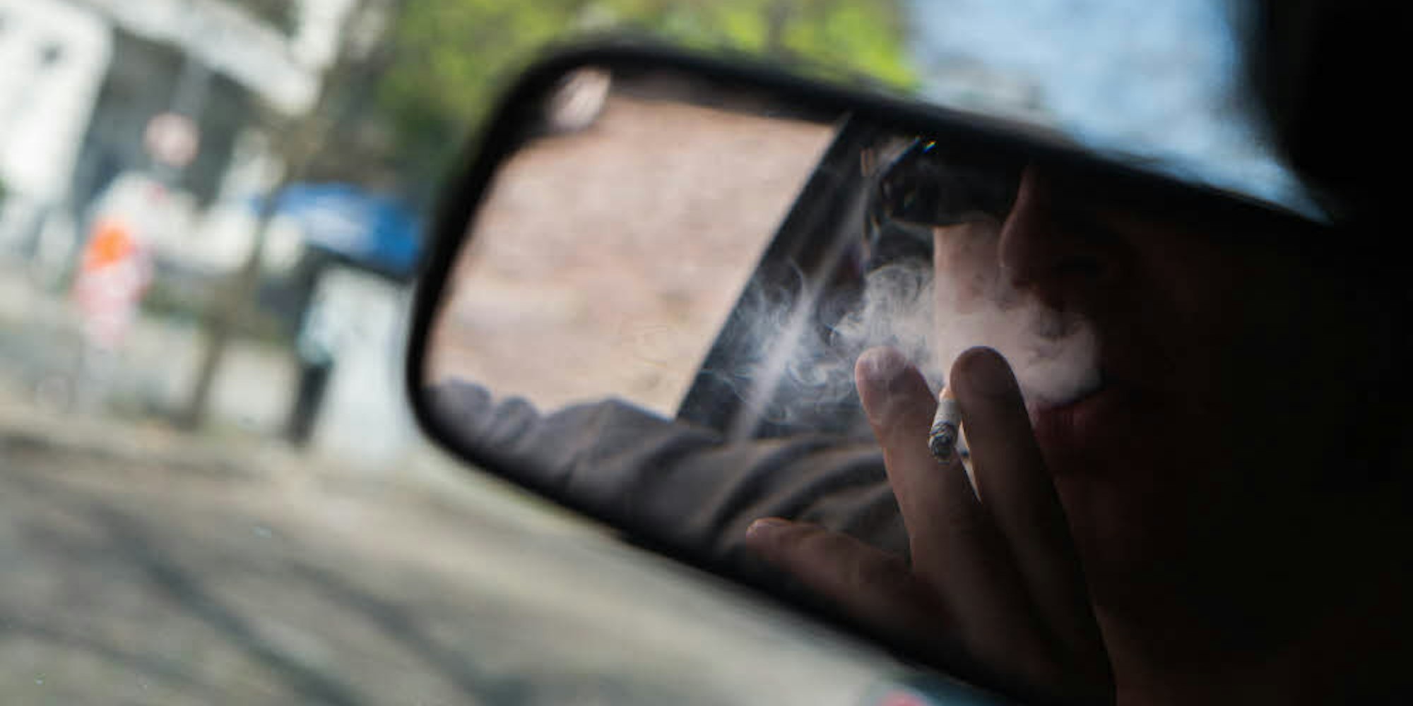 Ungesund und zuweilen brandgefährlich: Rauchen hinter dem Autosteuer sorgt für Ablenkung und kann zu schlimmen Unfällen führen.