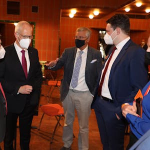 Innenminister Herbert Reul mit Bundestagsabgeordnetem Hermenn-Josef Tebroke, Wolfgang Bosbach und Kreisparteichef Uwe Pakendorf (v.l.).