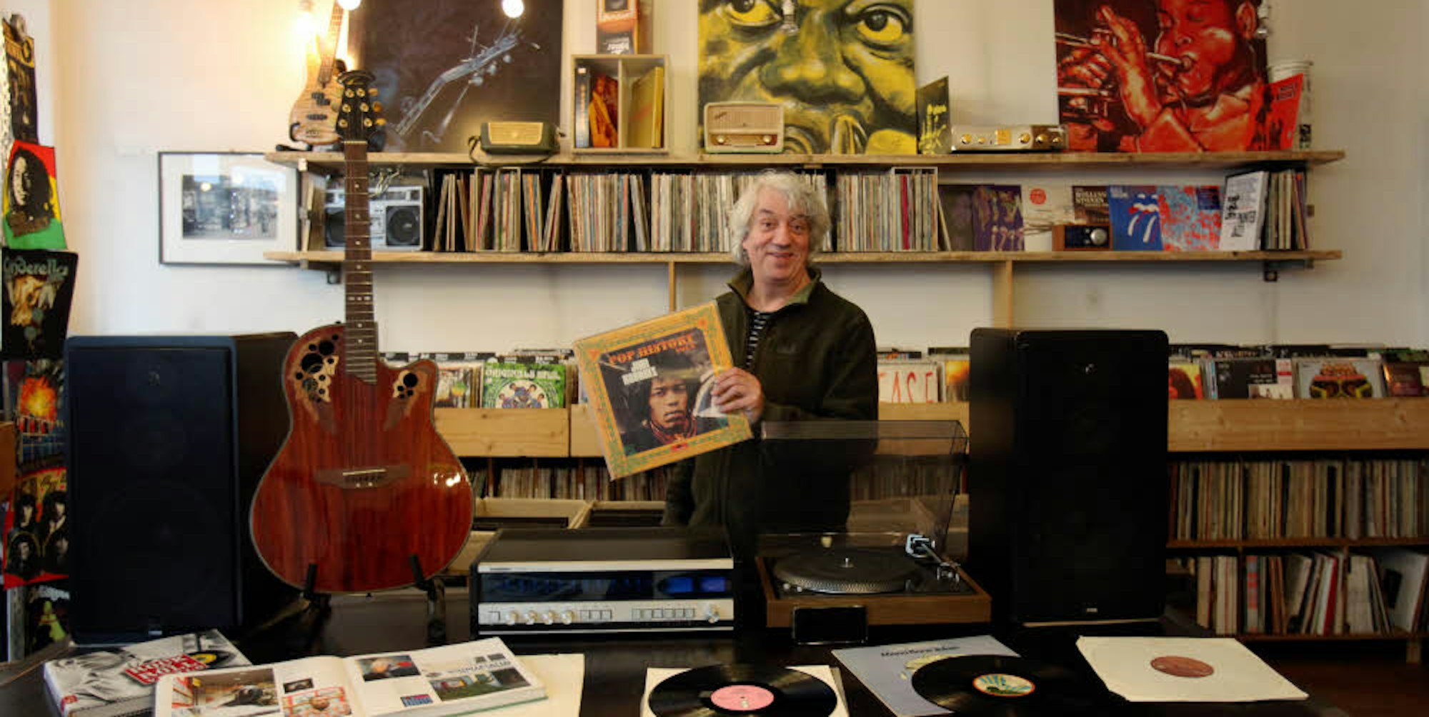 Uwe Schmadin inmitten seiner Vinyl-Welt, dem Geschäft Nunc-Music