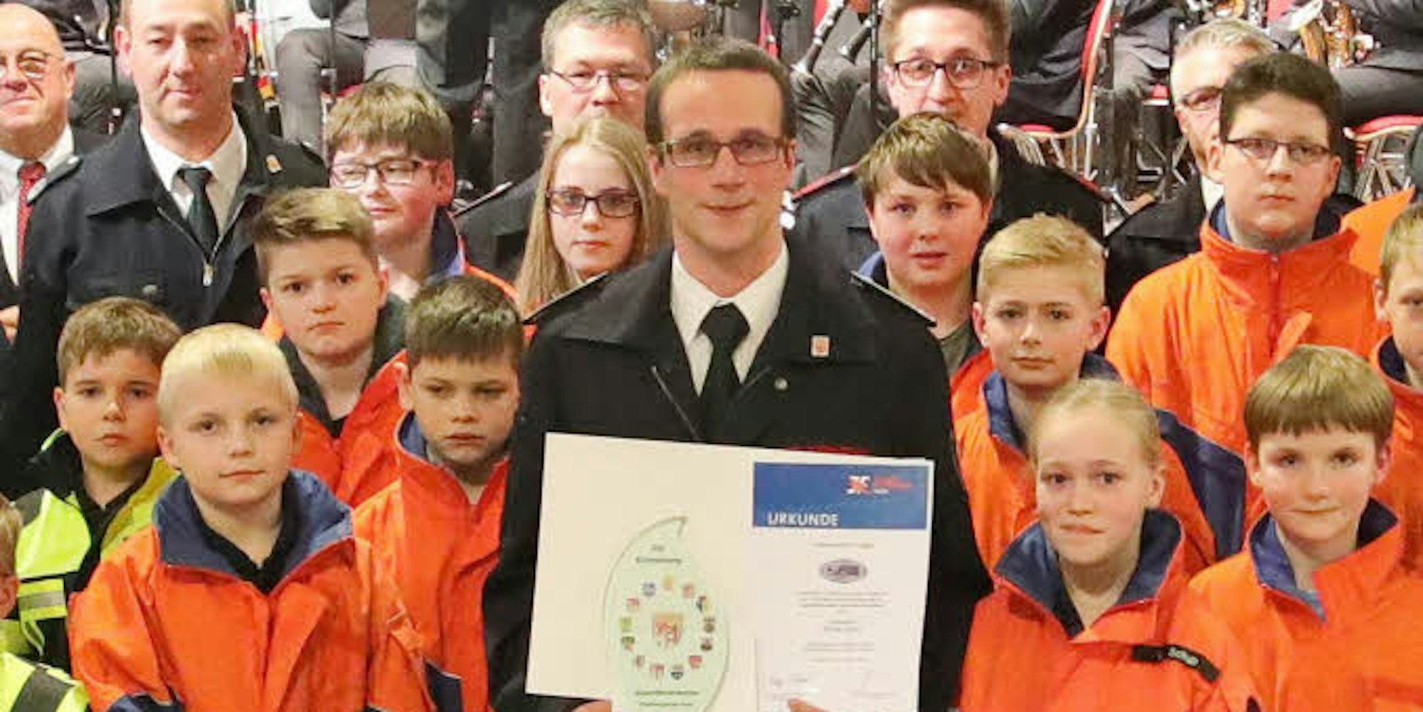Umringt von seinen jungen Kameraden wurde Stefan Opitz für 13 erfolgreiche Jahre bei der Jugendfeuerwehr ausgezeichnet.