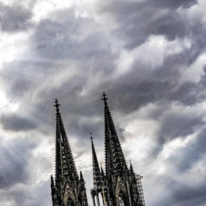 Kölner Dom dunkle Wolken