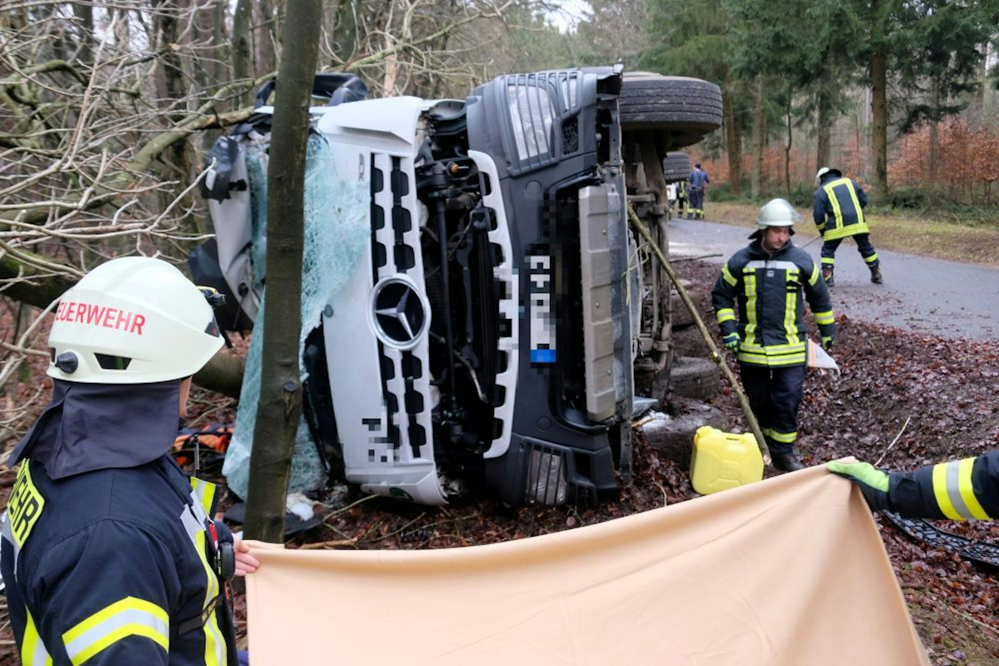 Die Fahrerkabine des 32-Tonners wurde durch den Aufprall auf einen Baum demoliert. Der Fahrer wurde eingeklemmt und starb.