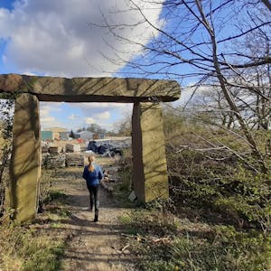 Das steinerne Portal führt zum Gelände eines Steinbruchs in Lindlar. Dort ist einer der 15 Buchstaben zu finden, die das Lösungswort bilden.