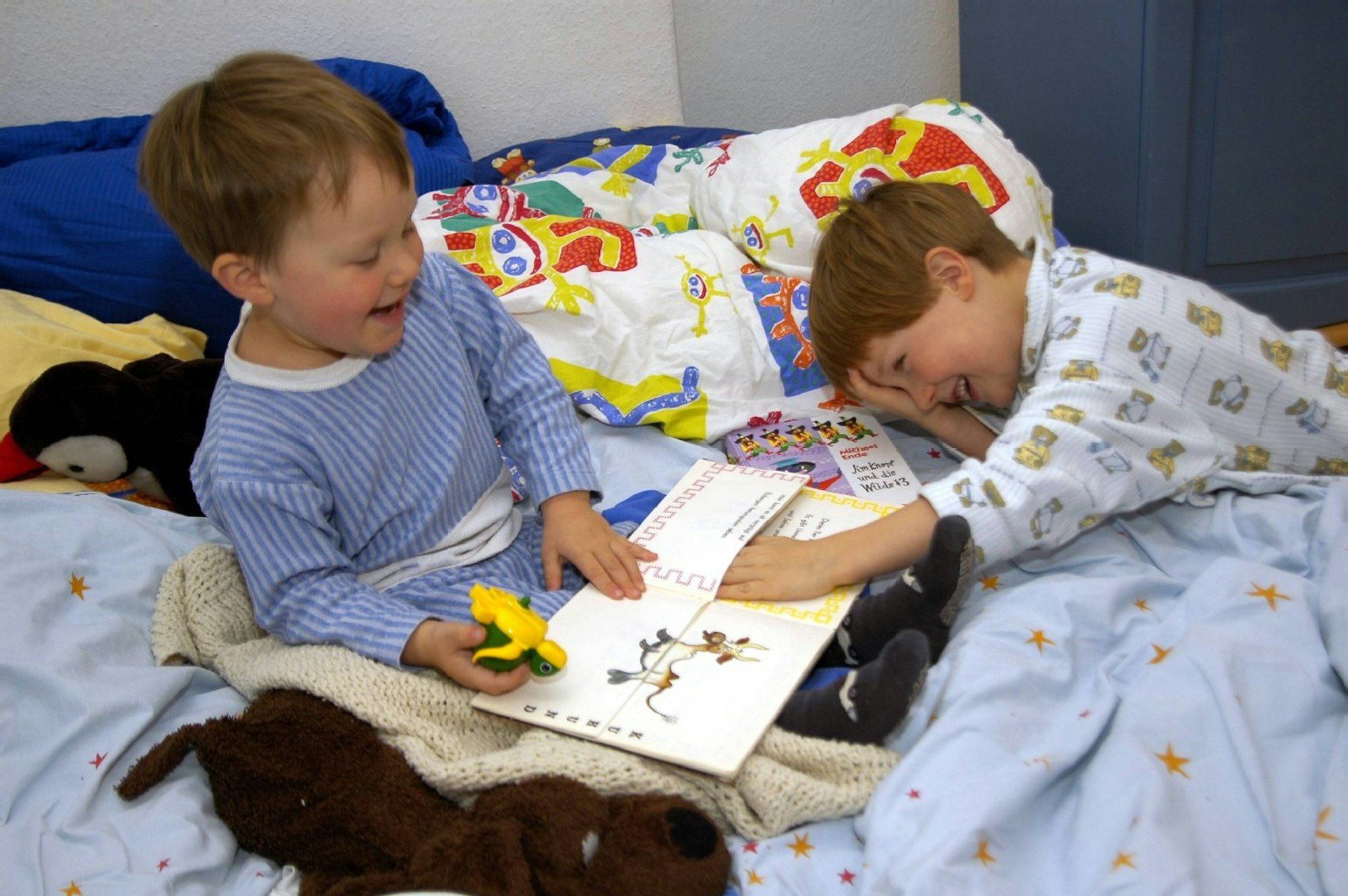 Von wegen jeder seins: Gerade kleine Kinder lieben es, mit ihren Geschwistern in einem Raum zu schlafen.