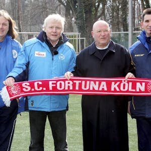 Esser während seiner Zeit bei Fortuna Köln, hier vor einem Testspiel mit Ex-Profi Manfred Burgsmüller, dem mittlerweile verstorbenen Präsident Klaus Ulonska und Dieter Weinand vom SSV Hacheney.